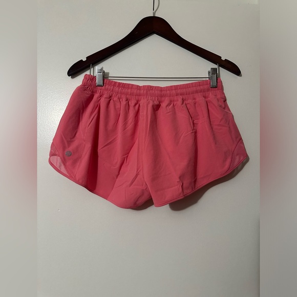 NWT Lululemon Hotty Hot Low-Rise Lined Short 2.5" Sakura Pink Size 10 - Picture 6 of 6